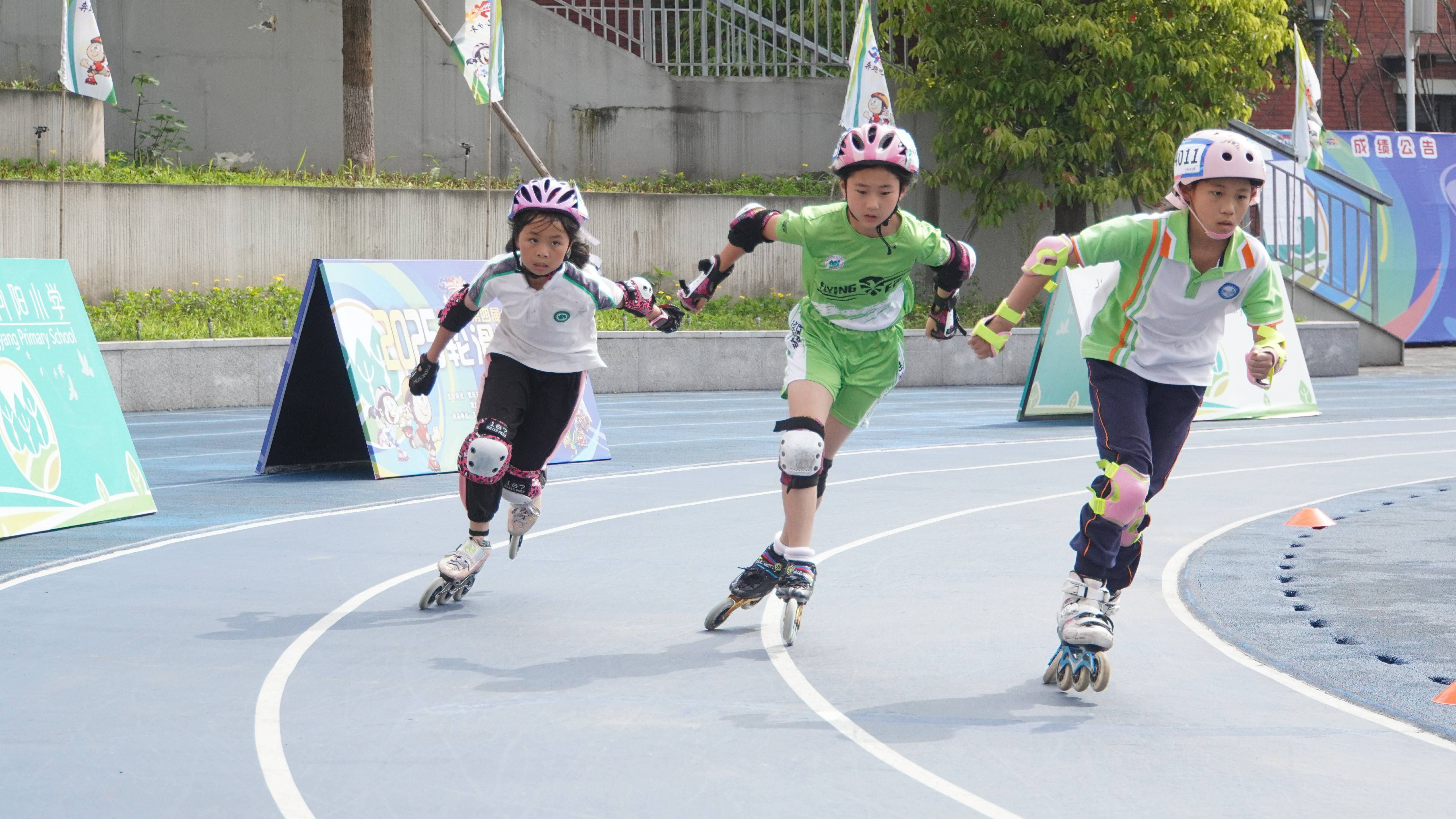 包含轮滑赛场速度惊人,选手争先恐后的词条 包含轮滑赛场速度惊人,选手争先恐后的词条