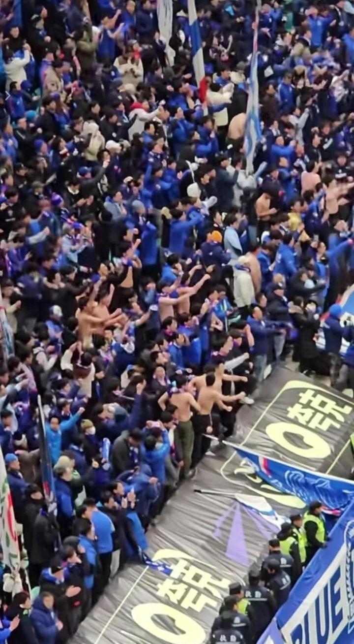 比赛中球员们的精彩表现引发观众狂热 比赛中球员们的精彩表现引发观众狂热