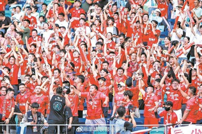 现场观战球迷情绪高涨,球队备战全力以赴 现场观战球迷情绪高涨,球队备战全力以赴