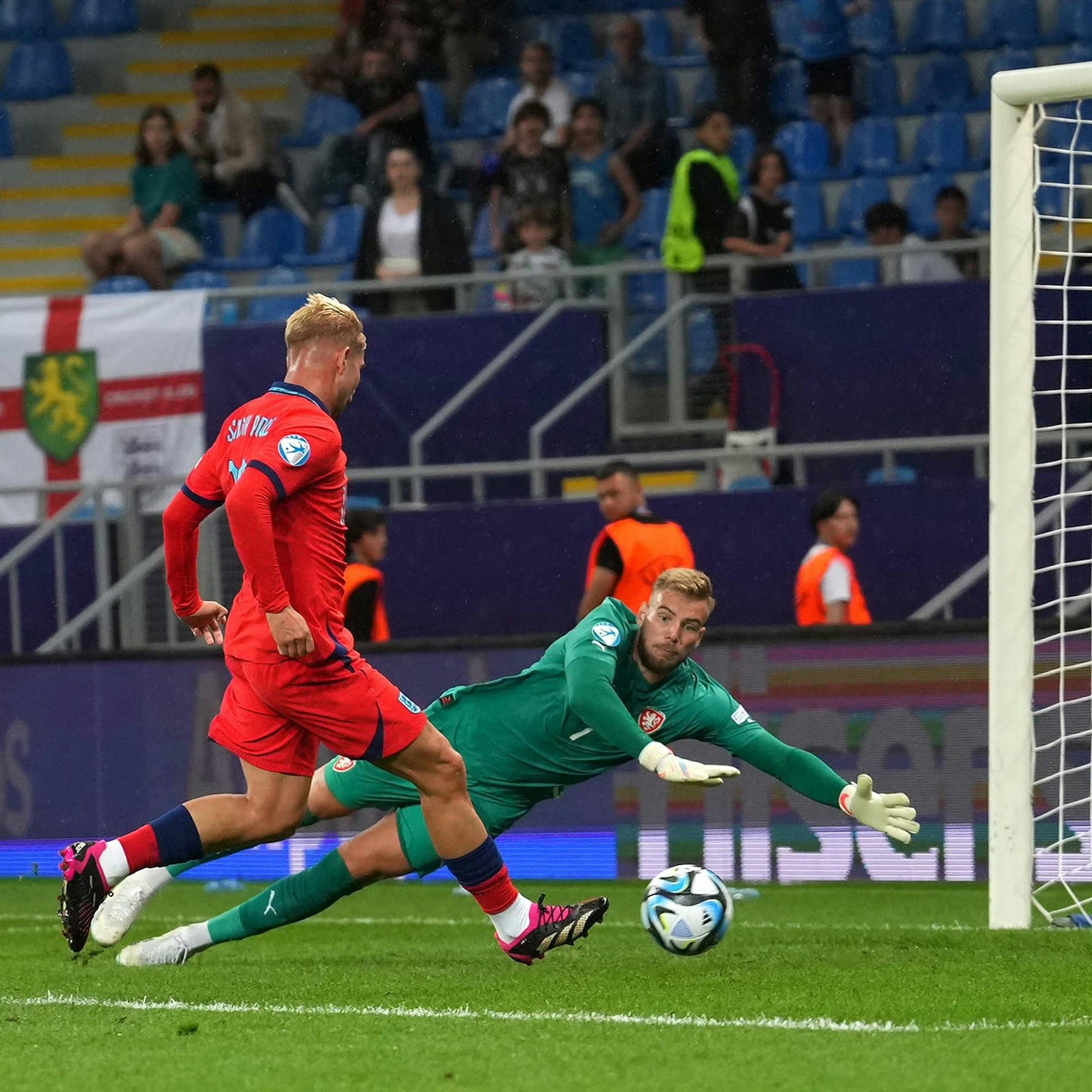 争夺胜利,球队备战国际大赛的简单介绍 争夺胜利,球队备战国际大赛的简单介绍