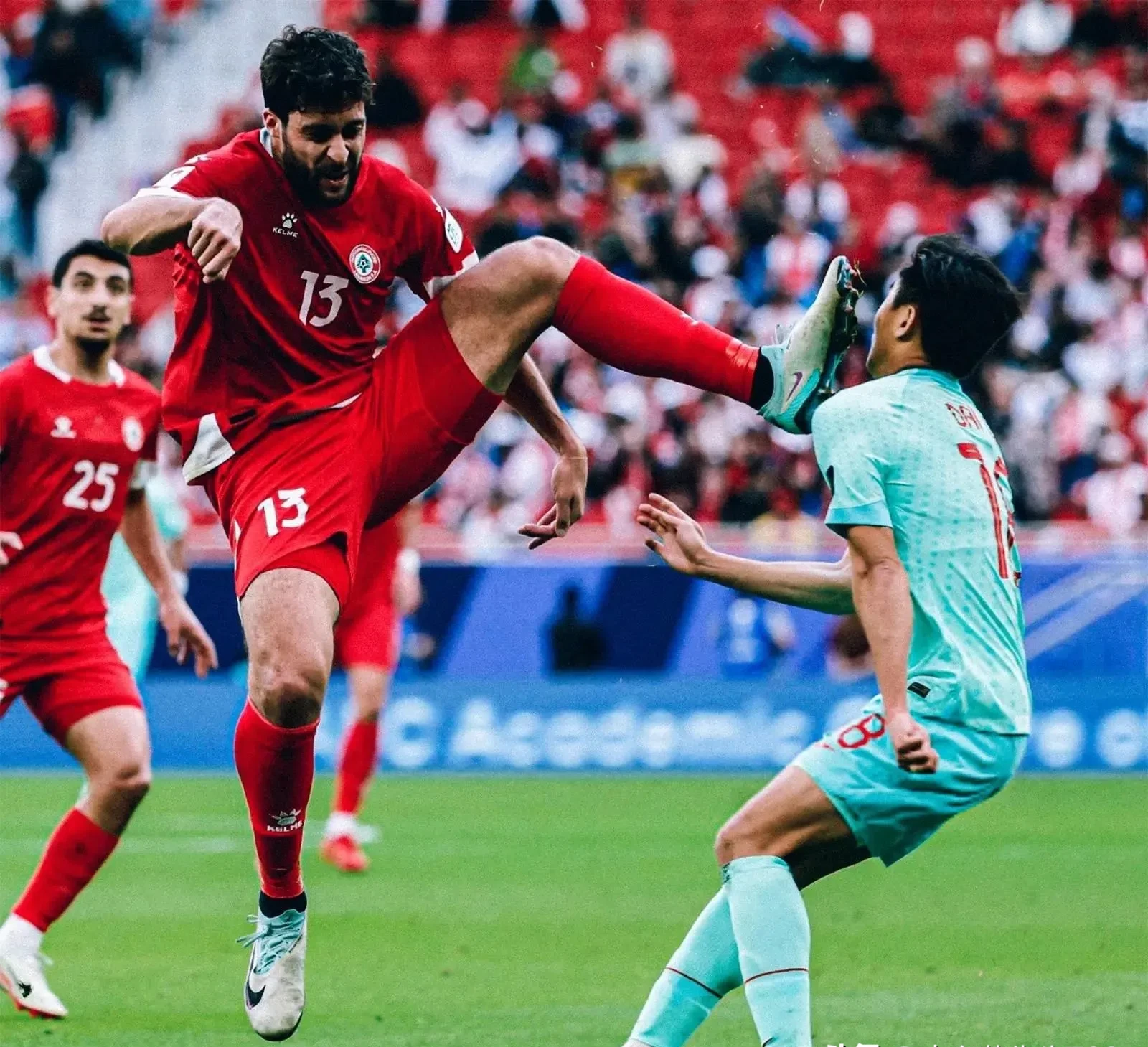 比赛过程中球员们以顽强的拼搏精神征服球迷 比赛过程中球员们以顽强的拼搏精神征服球迷